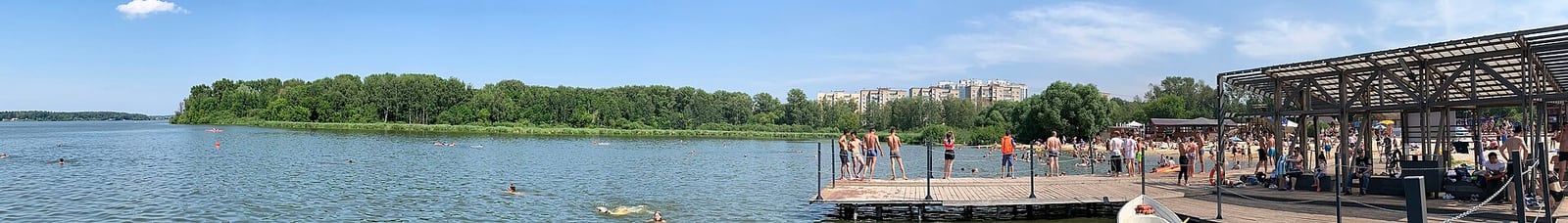Озеро Сенеж: открытая вода и людный берег
