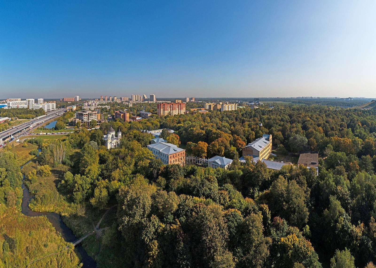 Пехорка, городской приток с береговой растительностью
