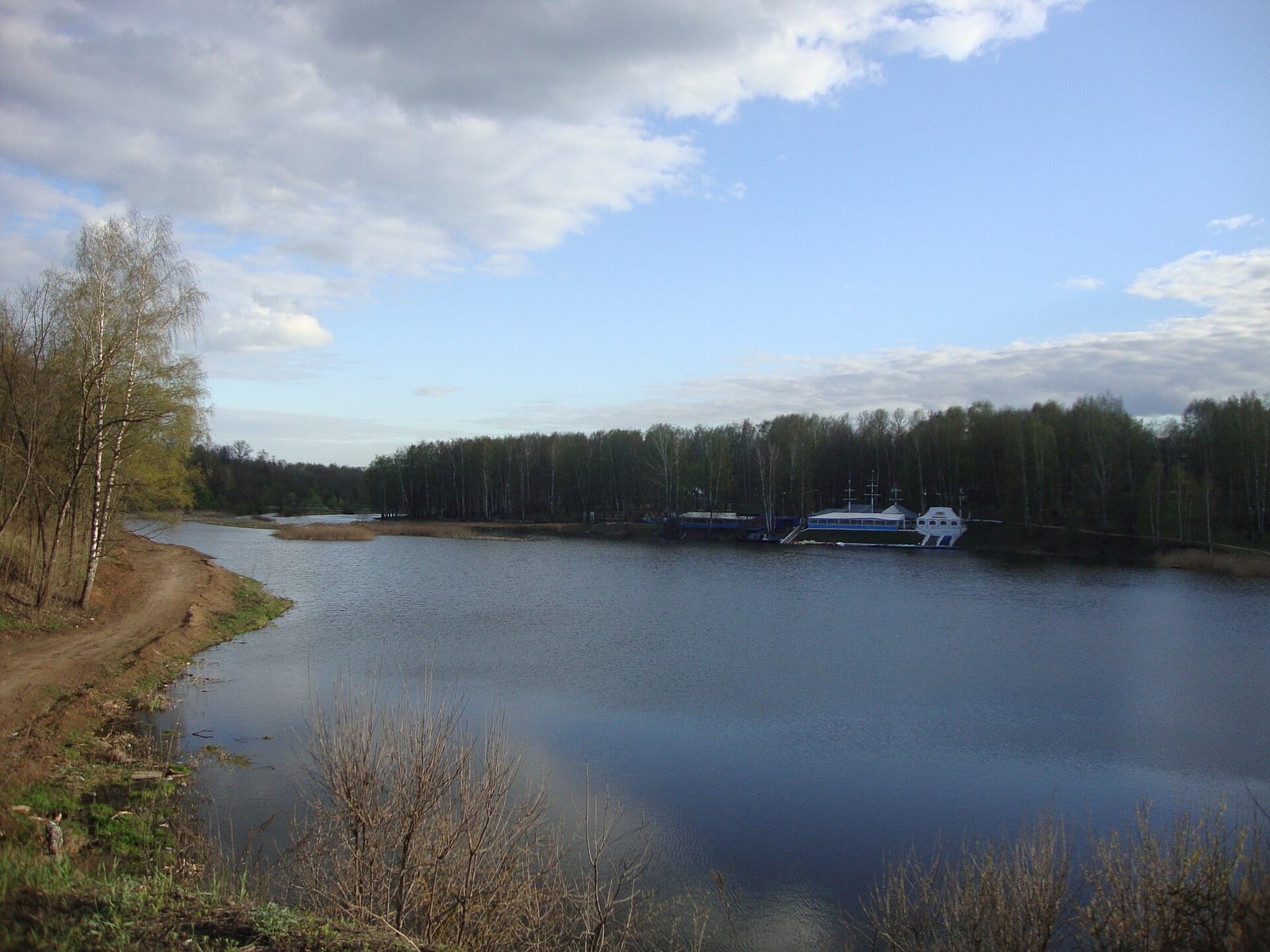 Река Сестра у Клина, берег и отражения