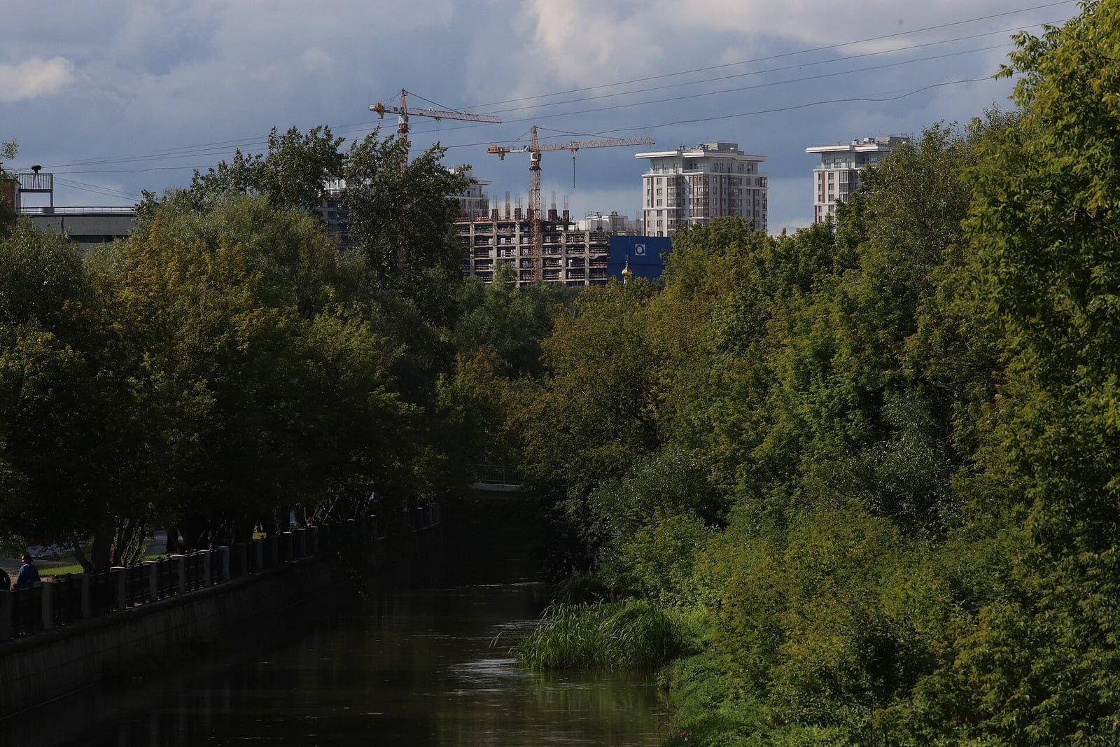 Яуза, городская река и каменный берег